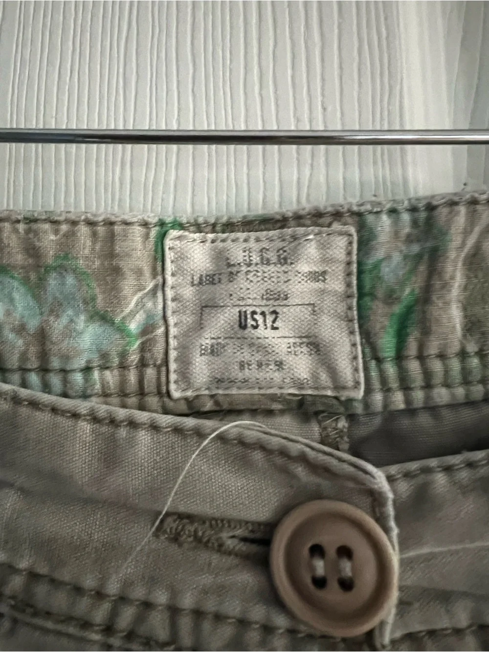 Vintage H&M Women’s Cargo Shorts in tan/ beige. Utility Pocket Style